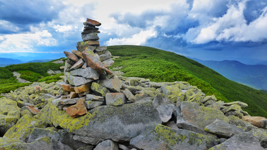 Гора Хом’як у Карпатах поблизу Татарова, популярний маршрут для піших походів
