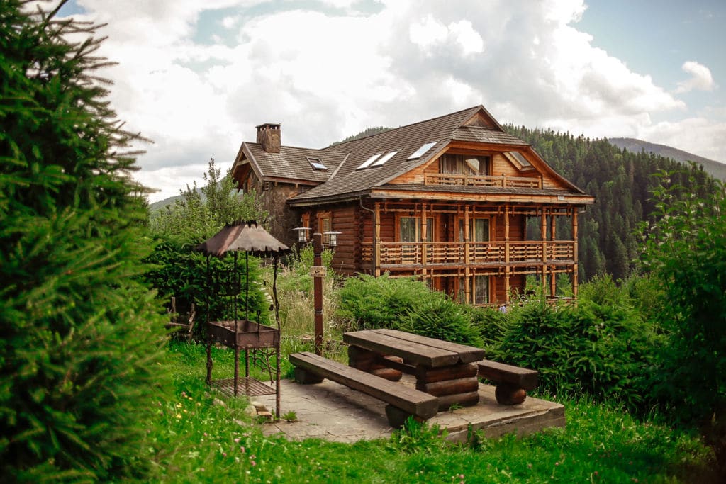 Ночівля в готелі Коруна в Карпатах - комфорт і затишок