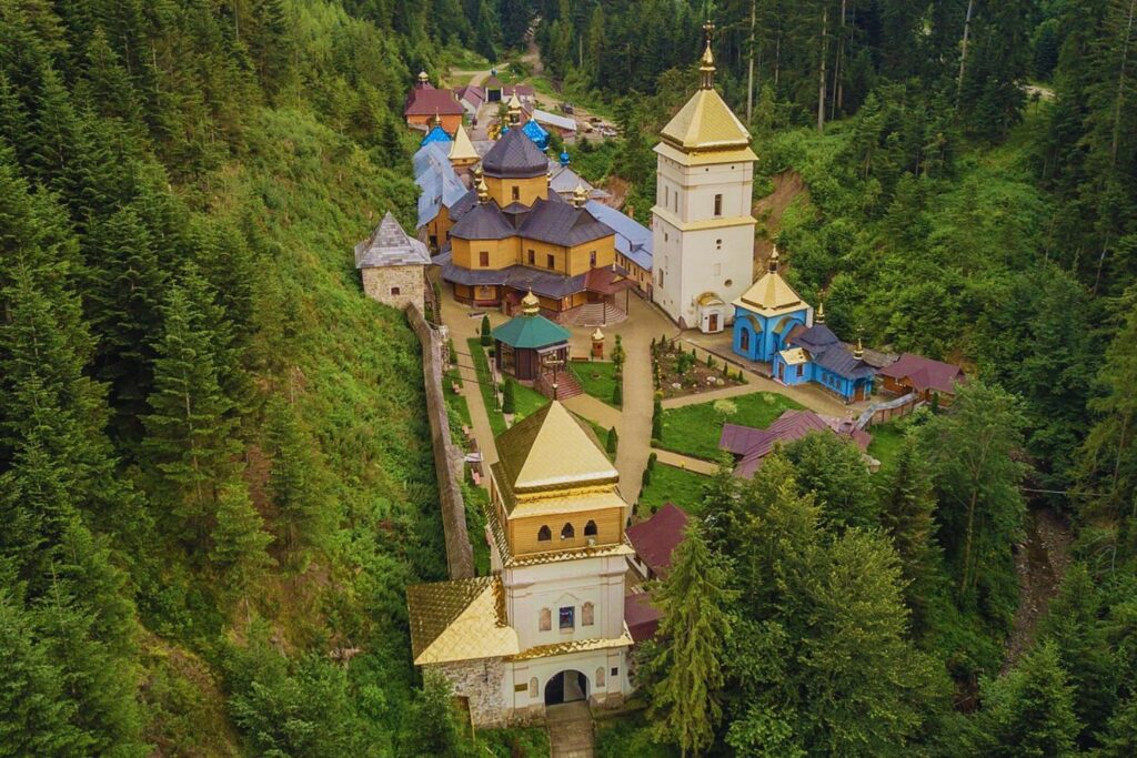 Манявський Скит - стародавній монастир у Карпатах серед лісів
