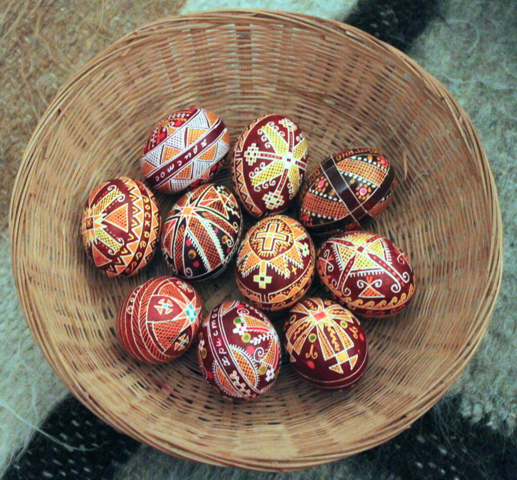 Гуцульские писанки с традиционными карпатскими орнаментами