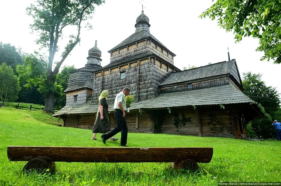 Деревянные церкви в Карпатах среди горного пейзажа